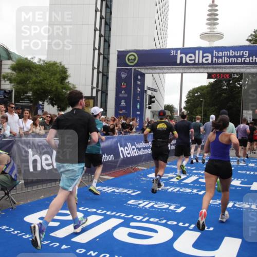 29.06.2025 - hella hamburg halbmarathon Michael Strokosch http://msf.ph/oto/8234371 29.06.2025 10:53:05 Ziel 3059, 3258, 3334, 4121, 4770, 5907, 7509, 7864, 8587, 9093, 9537, 12155, 12367, 12519, 12910, 14791, 15430, 18590, 18720 meine-sportfotos.de