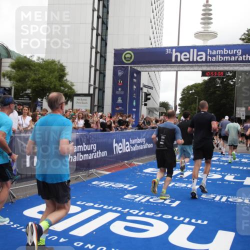 29.06.2025 - hella hamburg halbmarathon Michael Strokosch http://msf.ph/oto/8234412 29.06.2025 10:53:06 Ziel 2208, 3059, 3258, 3334, 4121, 5907, 7509, 7864, 8587, 9093, 9537, 12155, 12367, 12519, 12910, 14323, 14791, 15430, 18590, 18720, 19208 meine-sportfotos.de