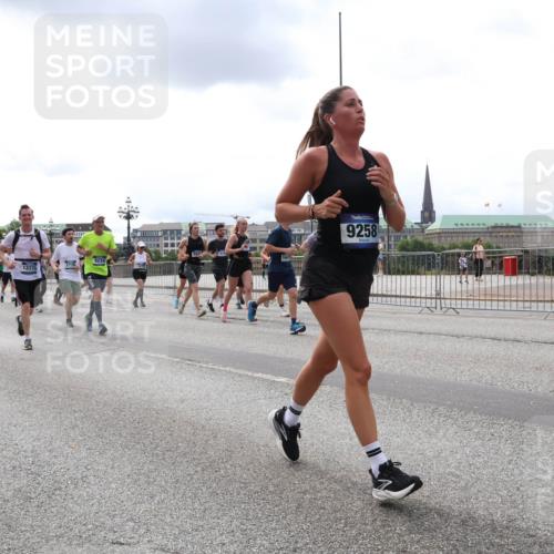 29.06.2025 - hella hamburg halbmarathon Lena Gebhardt http://msf.ph/oto/8234425 29.06.2025 10:33:38 Lombardsbrücke 1189, 1275, 1764, 1896, 1995, 2038, 2054, 2085, 2342, 2776, 2838, 3170, 3264, 3340, 3341, 3345, 3560, 3812, 4164, 4361, 4433, 4445, 4449, 4479, 4696, 4942, 5075, 5096, 5141, 5180, 5557, 5566, 5569, 5691, 5821, 5822, 5887, 6109, 6515, 6516, 6773, 6854, 6956, 6999, 7027, 7565, 7653, 7705, 8021, 8157, 8202, 8282, 8375, 8377, 8383, 8401, 8595, 8891, 9094, 9234, 9258, 9289, 9438, 9591, 9592, 9750, 9780, 9799, 9875, 9995, 10007, 10071, 10561, 11229, 11713, 11811, 11826 meine-sportfotos.de