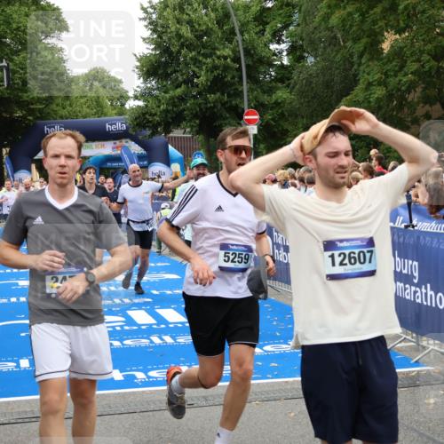29.06.2025 - hella hamburg halbmarathon Zöllner http://msf.ph/oto/8234452 29.06.2025 10:54:42 Ziel 1125, 1496, 3310, 5259, 7478, 8449, 9012, 10040, 10368, 10376, 12489, 14239, 15389, 15408, 15584, 17231, 17765, 19000 meine-sportfotos.de