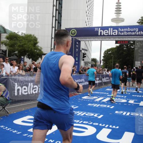 29.06.2025 - hella hamburg halbmarathon Michael Strokosch http://msf.ph/oto/8234486 29.06.2025 10:53:08 Ziel 2208, 3059, 3258, 3334, 4121, 7509, 7864, 8587, 9093, 9537, 12155, 12367, 12519, 12910, 14323, 14791, 18590, 19208 meine-sportfotos.de