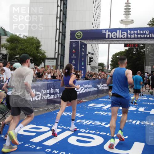 29.06.2025 - hella hamburg halbmarathon Michael Strokosch http://msf.ph/oto/8234521 29.06.2025 10:53:09 Ziel 2208, 3059, 3258, 3334, 4121, 7509, 7864, 8587, 9093, 9537, 12155, 12367, 12910, 14323, 18590, 19208 meine-sportfotos.de