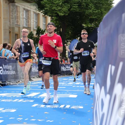 29.06.2025 - hella hamburg halbmarathon Strokosch-Dieckow http://msf.ph/oto/8234540 29.06.2025 10:34:40 Ziel 1217, 1562, 2879, 5048, 5152, 5554, 6169, 6878, 8395, 11661, 12369, 14289, 14388, 14549, 14603, 14629, 15887, 15991, 16148, 17014, 18026, 18237 meine-sportfotos.de