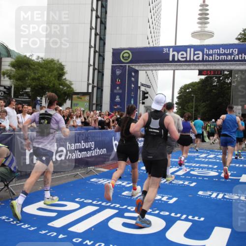 29.06.2025 - hella hamburg halbmarathon Michael Strokosch http://msf.ph/oto/8234573 29.06.2025 10:53:10 Ziel 2111, 2208, 3059, 3258, 3334, 4121, 7864, 8587, 9093, 9537, 12155, 12910, 14323, 19208 meine-sportfotos.de