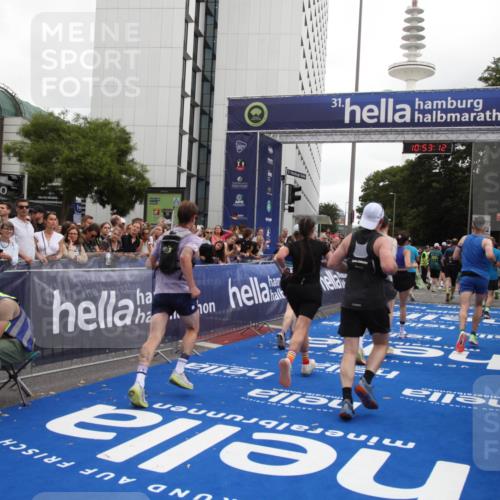 29.06.2025 - hella hamburg halbmarathon Michael Strokosch http://msf.ph/oto/8234583 29.06.2025 10:53:10 Ziel 2111, 2208, 3059, 3258, 3334, 4121, 7864, 8587, 9093, 9537, 12155, 12910, 14323, 19208 meine-sportfotos.de