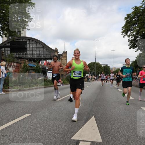 29.06.2025 - hella hamburg halbmarathon Yannick Fuchs http://msf.ph/oto/8234589 29.06.2025 10:34:26 20KM 1358, 1975, 2044, 2573, 2972, 3547, 3626, 4381, 4398, 4766, 4888, 5752, 6149, 7495, 7622, 8319, 8346, 8574, 8933, 9116, 9540, 11284, 11714, 11806, 12046, 12091, 12372, 13190, 14077, 14699, 15421, 15435, 15828, 17425, 17792, 17916, 17973, 18013, 18154, 18803 meine-sportfotos.de