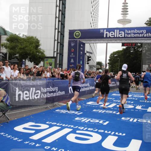 29.06.2025 - hella hamburg halbmarathon Michael Strokosch http://msf.ph/oto/8234593 29.06.2025 10:53:11 Ziel 2111, 2208, 3059, 3258, 3334, 4121, 7864, 8587, 9093, 9537, 12155, 14323, 16986, 19208 meine-sportfotos.de