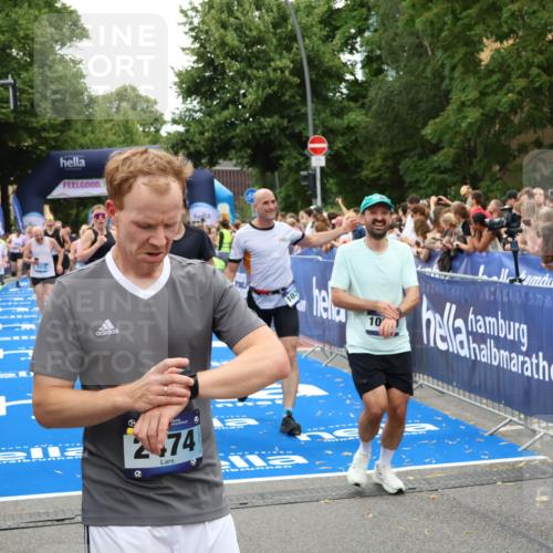 29.06.2025 - hella hamburg halbmarathon Zöllner http://msf.ph/oto/8234596 29.06.2025 10:54:43 Ziel 1125, 1496, 2561, 3310, 7478, 8449, 9012, 10040, 10368, 10376, 12489, 13147, 14239, 15389, 15408, 15584, 17231, 17765, 19000 meine-sportfotos.de