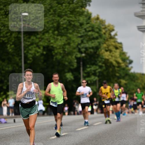 29.06.2025 - hella hamburg halbmarathon Dr. Thomas Lammeyer http://msf.ph/oto/8234639 29.06.2025 10:13:38 Kennedybrücke 1838, 3921, 5511, 7187, 7333, 7636, 9306, 9366, 9434, 9674, 9781, 10036, 10819, 10943, 11067 meine-sportfotos.de