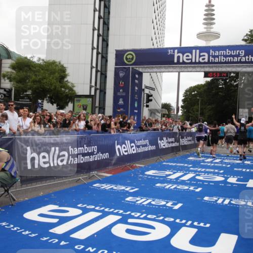 29.06.2025 - hella hamburg halbmarathon Michael Strokosch http://msf.ph/oto/8234669 29.06.2025 10:53:13 Ziel 2111, 2208, 3059, 3258, 4121, 7383, 7864, 8273, 9537, 14323, 16929, 16986, 19208 meine-sportfotos.de
