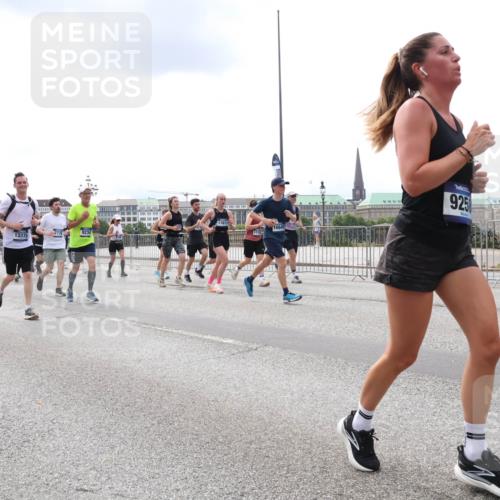 29.06.2025 - hella hamburg halbmarathon Lena Gebhardt http://msf.ph/oto/8234674 29.06.2025 10:33:38 Lombardsbrücke 1189, 1275, 1764, 1896, 1995, 2038, 2054, 2085, 2342, 2776, 2838, 3170, 3264, 3340, 3341, 3345, 3560, 3812, 4164, 4361, 4433, 4445, 4449, 4479, 4696, 4942, 5075, 5096, 5141, 5180, 5557, 5566, 5569, 5691, 5821, 5822, 5887, 6109, 6515, 6516, 6773, 6854, 6956, 6999, 7027, 7565, 7653, 7705, 8021, 8157, 8202, 8282, 8375, 8377, 8383, 8401, 8595, 8891, 9094, 9234, 9258, 9289, 9438, 9591, 9592, 9750, 9780, 9799, 9875, 9995, 10007, 10071, 10561, 11229, 11713, 11811, 11826 meine-sportfotos.de