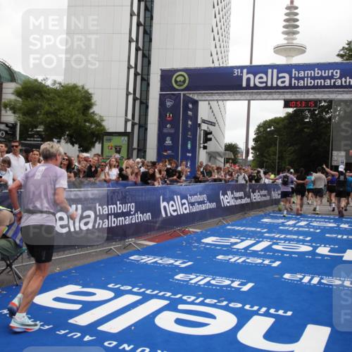29.06.2025 - hella hamburg halbmarathon Michael Strokosch http://msf.ph/oto/8234684 29.06.2025 10:53:14 Ziel 2111, 2208, 3059, 4121, 7383, 7864, 8273, 8361, 9537, 14323, 16929, 16986, 19208 meine-sportfotos.de