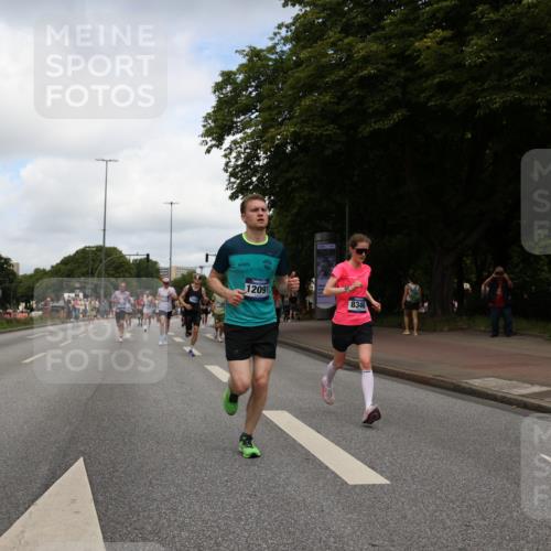 29.06.2025 - hella hamburg halbmarathon Yannick Fuchs http://msf.ph/oto/8234715 29.06.2025 10:34:27 20KM 1358, 1975, 2044, 2573, 2972, 3547, 3626, 4381, 4398, 4766, 4888, 5752, 6149, 6152, 7495, 7622, 8346, 8467, 8574, 8933, 9116, 9540, 11284, 11714, 11806, 12046, 12091, 12372, 13190, 14077, 14699, 15421, 15435, 15828, 17425, 17792, 17916, 17973, 18013, 18154 meine-sportfotos.de