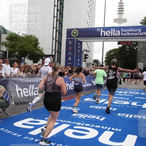 29.06.2025 - hella hamburg halbmarathon Michael Strokosch http://msf.ph/oto/8234743 29.06.2025 10:53:18 Ziel 2074, 2111, 7312, 7383, 8273, 8361, 9142, 12875, 15179, 16929, 16986 meine-sportfotos.de