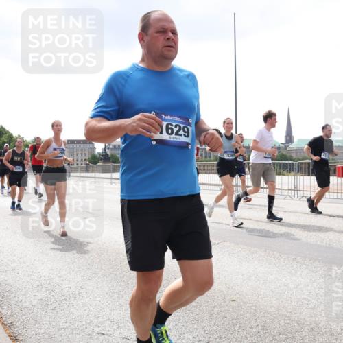 29.06.2025 - hella hamburg halbmarathon Lena Gebhardt http://msf.ph/oto/8234746 29.06.2025 10:45:10 Lombardsbrücke 1024, 1273, 1629, 1685, 1798, 1924, 2007, 2216, 2217, 2674, 2779, 3160, 3164, 3357, 3377, 3570, 3879, 3993, 4099, 4102, 4186, 4275, 4306, 4337, 4504, 4820, 4851, 5099, 5108, 5190, 5339, 5636, 5949, 6150, 6509, 6763, 6788, 6841, 6888, 6911, 6922, 6980, 7530, 7541, 7699, 7912, 8582, 8594, 8605, 8762, 8907, 9036, 9084, 9085, 9331, 9333, 9620, 10182, 10225, 10562, 10566, 10668, 10707, 11272, 11314, 12198, 12318, 12332, 12334, 12394, 13039, 13261 meine-sportfotos.de