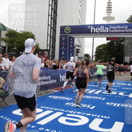 29.06.2025 - hella hamburg halbmarathon Michael Strokosch http://msf.ph/oto/8234773 29.06.2025 10:53:18 Ziel 2074, 2111, 7312, 7383, 8273, 8361, 9142, 12875, 15179, 16929, 16986 meine-sportfotos.de