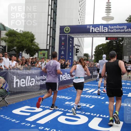 29.06.2025 - hella hamburg halbmarathon Michael Strokosch http://msf.ph/oto/8234836 29.06.2025 10:53:20 Ziel 1683, 2074, 4065, 7312, 7383, 8273, 8361, 9142, 11844, 12875, 15179, 15681, 16929, 16986, 18901 meine-sportfotos.de