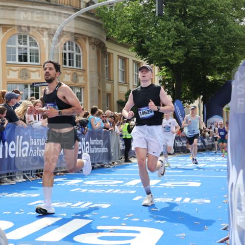29.06.2025 - hella hamburg halbmarathon Strokosch-Dieckow http://msf.ph/oto/8234867 29.06.2025 10:34:49 Ziel 1217, 1562, 2879, 4477, 5048, 6704, 7466, 8864, 12204, 12369, 12751, 14388, 14549, 14629, 14952, 15991, 16140, 16712, 17643, 18183, 18220, 18237, 18419, 18837 meine-sportfotos.de