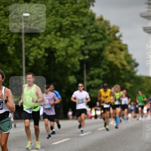 29.06.2025 - hella hamburg halbmarathon Dr. Thomas Lammeyer http://msf.ph/oto/8234880 29.06.2025 10:13:39 Kennedybrücke 1838, 3921, 5511, 7187, 7333, 7636, 9366, 9434, 9674, 9781, 10036, 10819, 10943, 11067 meine-sportfotos.de