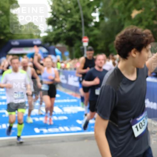 29.06.2025 - hella hamburg halbmarathon Zöllner http://msf.ph/oto/8234887 29.06.2025 10:54:47 Ziel 1125, 1496, 2029, 2561, 3310, 4231, 6587, 7478, 8449, 9227, 10044, 12186, 12489, 13147, 14239, 15389, 15408, 15584, 17231, 17765, 19000 meine-sportfotos.de