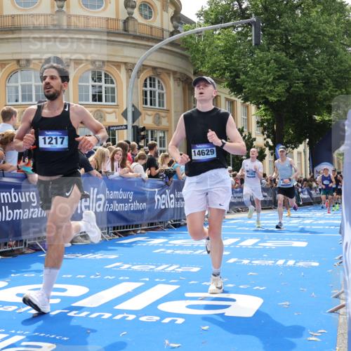 29.06.2025 - hella hamburg halbmarathon Strokosch-Dieckow http://msf.ph/oto/8234888 29.06.2025 10:34:50 Ziel 1217, 1562, 2879, 4477, 5048, 6704, 7466, 8864, 12204, 12369, 12751, 14388, 14549, 14629, 14952, 15902, 15991, 16140, 16177, 16712, 17643, 18183, 18220, 18237, 18419, 18837 meine-sportfotos.de