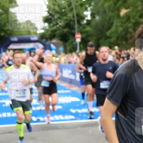 29.06.2025 - hella hamburg halbmarathon Zöllner http://msf.ph/oto/8234908 29.06.2025 10:54:47 Ziel 1125, 1496, 2029, 2561, 3310, 4231, 6587, 7478, 8449, 9227, 10044, 12186, 12489, 13147, 14239, 15389, 15408, 15584, 17231, 17765, 19000 meine-sportfotos.de