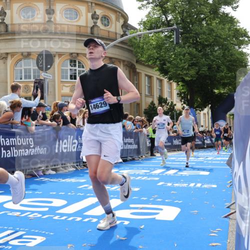 29.06.2025 - hella hamburg halbmarathon Strokosch-Dieckow http://msf.ph/oto/8234918 29.06.2025 10:34:50 Ziel 1217, 1562, 2879, 4477, 5048, 6704, 7466, 8864, 12204, 12369, 12751, 14388, 14549, 14629, 14952, 15902, 15991, 16140, 16177, 16712, 17643, 18183, 18220, 18237, 18419, 18837 meine-sportfotos.de