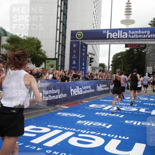 29.06.2025 - hella hamburg halbmarathon Michael Strokosch http://msf.ph/oto/8234959 29.06.2025 10:53:22 Ziel 1683, 2074, 2354, 4065, 7312, 7383, 8273, 8361, 9142, 11844, 12490, 12875, 15179, 15681, 15838, 16929, 18134, 18901 meine-sportfotos.de