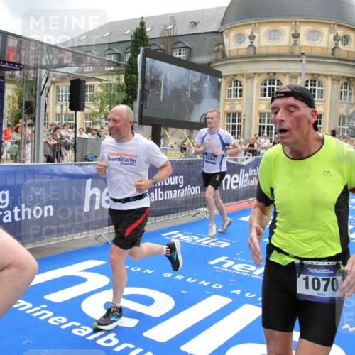 29.06.2025 - hella hamburg halbmarathon Michael Strokosch http://msf.ph/oto/8234985 29.06.2025 10:47:39 Ziel 1070, 1320, 1696, 2284, 5889, 6009, 7962, 8023, 8234, 8927, 10969, 12870, 13223, 13303, 14618, 14619, 15451, 15479, 18104, 18970, 19181 meine-sportfotos.de