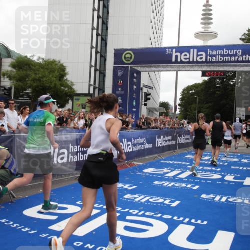 29.06.2025 - hella hamburg halbmarathon Michael Strokosch http://msf.ph/oto/8234988 29.06.2025 10:53:23 Ziel 1683, 1727, 2074, 2354, 4065, 7312, 8361, 8651, 9142, 11844, 12490, 12875, 15179, 15681, 15838, 18134, 18901 meine-sportfotos.de