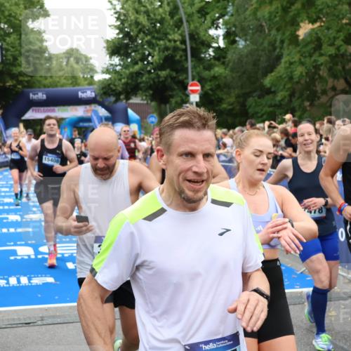 29.06.2025 - hella hamburg halbmarathon Zöllner http://msf.ph/oto/8234993 29.06.2025 10:54:49 Ziel 1496, 2029, 2561, 3310, 4231, 6587, 7478, 8449, 9227, 10044, 12186, 13147, 14239, 15389, 15408, 15584, 17231, 19000 meine-sportfotos.de