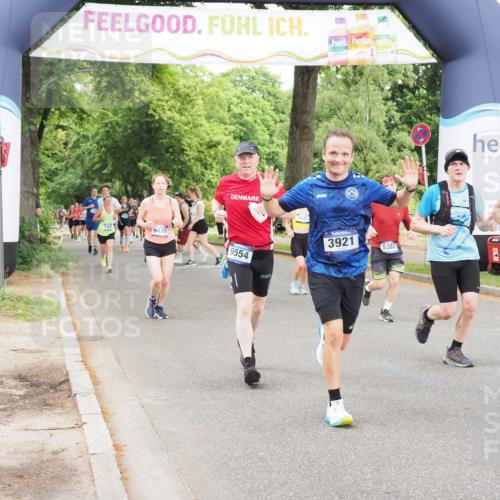 29.06.2025 - hella hamburg halbmarathon MichiJ http://msf.ph/oto/8235002 29.06.2025 10:49:56 Zwischen KM18-KM19 1254, 1334, 1573, 1881, 2683, 3001, 3921, 4538, 4665, 5384, 9439, 9554, 9718, 10705, 12004, 13503, 14135, 15252, 16808, 17757, 18717, 18999 meine-sportfotos.de