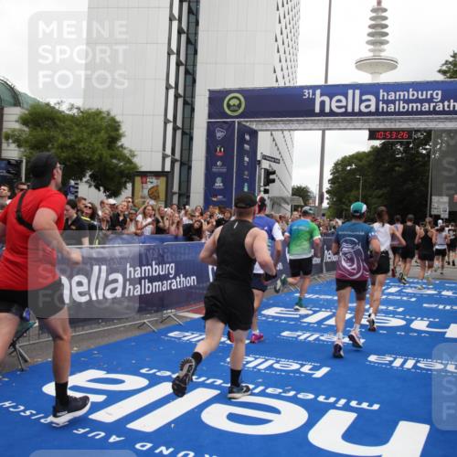 29.06.2025 - hella hamburg halbmarathon Michael Strokosch http://msf.ph/oto/8235070 29.06.2025 10:53:24 Ziel 1683, 1727, 2074, 2354, 4065, 6942, 7312, 8651, 9142, 11844, 12490, 12875, 15179, 15681, 15838, 18134, 18901 meine-sportfotos.de