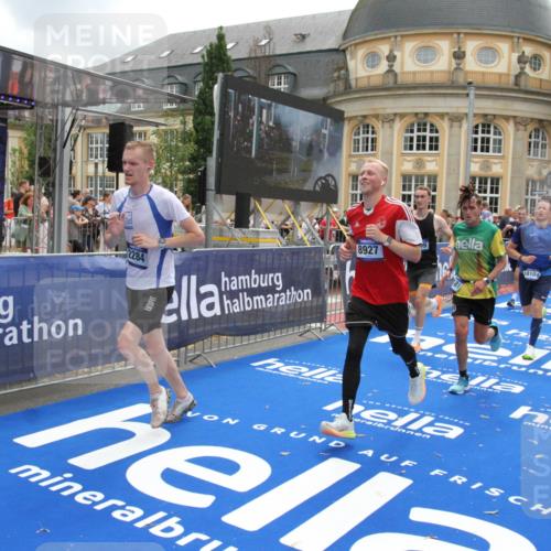 29.06.2025 - hella hamburg halbmarathon Michael Strokosch http://msf.ph/oto/8235088 29.06.2025 10:47:40 Ziel 1070, 1320, 1696, 2284, 2708, 5889, 6009, 7962, 8023, 8234, 8927, 10969, 10988, 13223, 13303, 13948, 14618, 14619, 15451, 15479, 16205, 18104, 18970, 19181 meine-sportfotos.de