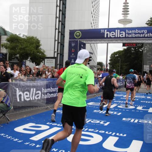 29.06.2025 - hella hamburg halbmarathon Michael Strokosch http://msf.ph/oto/8235097 29.06.2025 10:53:25 Ziel 1683, 1727, 2074, 2354, 4065, 6198, 6942, 7312, 8651, 9142, 11844, 12490, 13997, 15179, 15681, 15838, 18134, 18901 meine-sportfotos.de