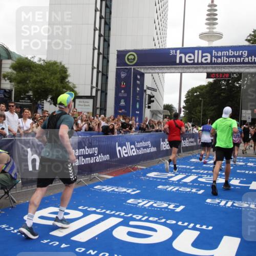 29.06.2025 - hella hamburg halbmarathon Michael Strokosch http://msf.ph/oto/8235128 29.06.2025 10:53:26 Ziel 1683, 1727, 2074, 2354, 4065, 6198, 6629, 6942, 7312, 8651, 11844, 12490, 13997, 15681, 15838, 18134, 18901 meine-sportfotos.de