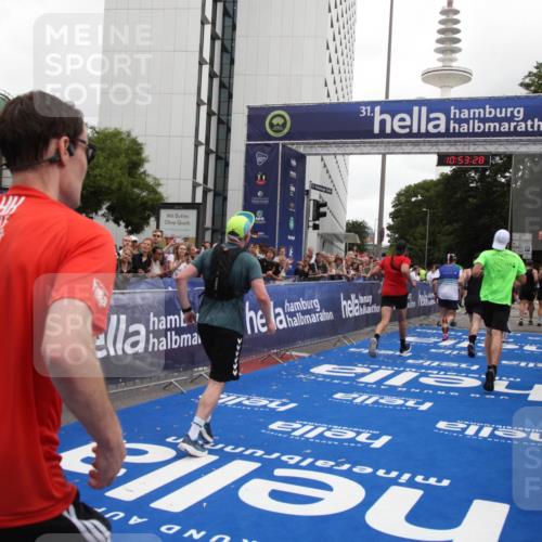 29.06.2025 - hella hamburg halbmarathon Michael Strokosch http://msf.ph/oto/8235150 29.06.2025 10:53:27 Ziel 1683, 1727, 2074, 2354, 4065, 6198, 6629, 6942, 7312, 8651, 11844, 12490, 13997, 15681, 15838, 18134, 18901 meine-sportfotos.de
