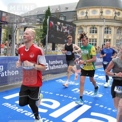 29.06.2025 - hella hamburg halbmarathon Michael Strokosch http://msf.ph/oto/8235154 29.06.2025 10:47:40 Ziel 1070, 1320, 1696, 2284, 2708, 5889, 6009, 7962, 8023, 8234, 8927, 10969, 10988, 13223, 13303, 13948, 14618, 14619, 15451, 15479, 16205, 18104, 18970, 19181 meine-sportfotos.de