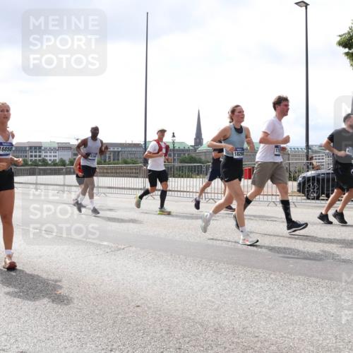 29.06.2025 - hella hamburg halbmarathon Lena Gebhardt http://msf.ph/oto/8235163 29.06.2025 10:45:11 Lombardsbrücke 1024, 1273, 1629, 1685, 1713, 1798, 1924, 2007, 2216, 2217, 2779, 3160, 3164, 3357, 3377, 3570, 3879, 3993, 4099, 4102, 4186, 4275, 4306, 4337, 4504, 4820, 4851, 5099, 5108, 5190, 5339, 5636, 5949, 6150, 6509, 6763, 6788, 6841, 6888, 6911, 6922, 6980, 7283, 7530, 7541, 7699, 7912, 8582, 8594, 8605, 8762, 8907, 9036, 9084, 9085, 9620, 10182, 10225, 10562, 10566, 10668, 10707, 11272, 11314, 12198, 12318, 12332, 12334, 12394, 13039, 13261 meine-sportfotos.de