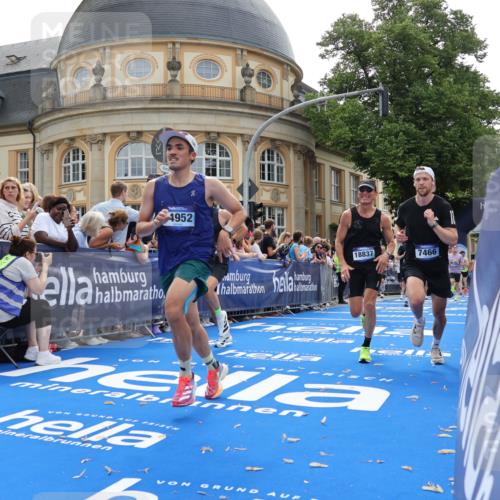 29.06.2025 - hella hamburg halbmarathon Strokosch-Dieckow http://msf.ph/oto/8235202 29.06.2025 10:34:54 Ziel 2879, 4477, 6704, 7466, 8864, 12044, 12204, 12751, 14629, 14952, 15391, 15902, 15991, 16140, 16177, 16712, 17643, 18183, 18220, 18419, 18837 meine-sportfotos.de