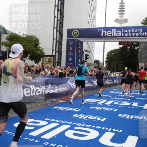29.06.2025 - hella hamburg halbmarathon Michael Strokosch http://msf.ph/oto/8235216 29.06.2025 10:53:29 Ziel 1683, 1727, 2354, 4065, 6198, 6629, 6942, 8651, 11068, 11844, 12490, 12909, 13912, 13997, 15838, 18134 meine-sportfotos.de