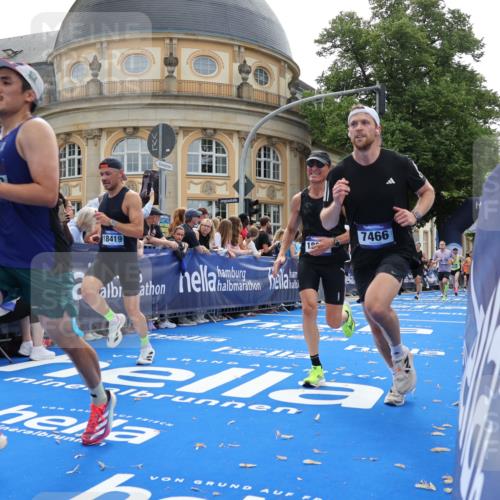 29.06.2025 - hella hamburg halbmarathon Strokosch-Dieckow http://msf.ph/oto/8235224 29.06.2025 10:34:55 Ziel 4477, 6704, 7466, 7972, 8864, 12044, 12204, 12751, 14952, 15391, 15902, 16140, 16177, 16712, 17643, 18183, 18220, 18419, 18837 meine-sportfotos.de