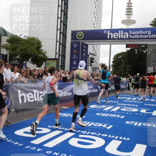 29.06.2025 - hella hamburg halbmarathon Michael Strokosch http://msf.ph/oto/8235247 29.06.2025 10:53:30 Ziel 1727, 2354, 5866, 6198, 6629, 6942, 8651, 11068, 12490, 12909, 13912, 13997, 15838, 17710, 18134 meine-sportfotos.de