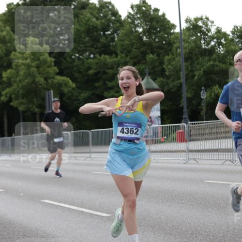 29.06.2025 - hella hamburg halbmarathon Jannik Wohlers http://msf.ph/oto/8235251 29.06.2025 10:28:37 Lombardsbrücke 1518, 1869, 2688, 3717, 4161, 4362, 4834, 4982, 5167, 6345, 7169, 8048, 12099, 12404, 12442, 14205, 15143, 15452, 15453, 15952, 15955 meine-sportfotos.de