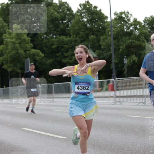 29.06.2025 - hella hamburg halbmarathon Jannik Wohlers http://msf.ph/oto/8235260 29.06.2025 10:28:37 Lombardsbrücke 1518, 1869, 2688, 3717, 4161, 4362, 4834, 4982, 5167, 6345, 7169, 8048, 12099, 12404, 12442, 14205, 15143, 15452, 15453, 15952, 15955 meine-sportfotos.de