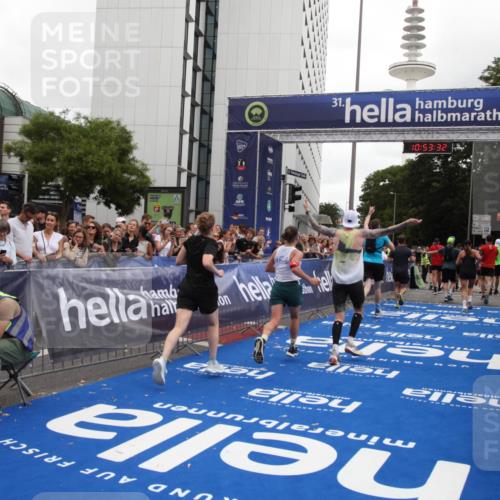 29.06.2025 - hella hamburg halbmarathon Michael Strokosch http://msf.ph/oto/8235261 29.06.2025 10:53:30 Ziel 1727, 2354, 5866, 6198, 6629, 6942, 8651, 11068, 12490, 12909, 13912, 13997, 15838, 17710, 18134 meine-sportfotos.de
