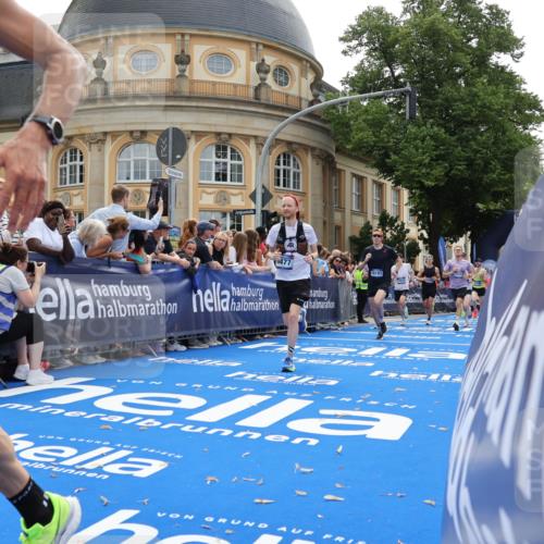 29.06.2025 - hella hamburg halbmarathon Strokosch-Dieckow http://msf.ph/oto/8235282 29.06.2025 10:34:55 Ziel 4477, 6704, 7466, 7972, 8864, 12044, 12204, 12751, 14952, 15391, 15902, 16140, 16177, 16712, 17643, 18183, 18220, 18419, 18837 meine-sportfotos.de