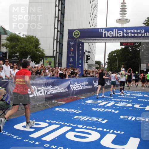 29.06.2025 - hella hamburg halbmarathon Michael Strokosch http://msf.ph/oto/8235300 29.06.2025 10:53:32 Ziel 1061, 1499, 1727, 2070, 5866, 6198, 6629, 6942, 8651, 11068, 12909, 13912, 13997, 15497, 17710, 18450 meine-sportfotos.de