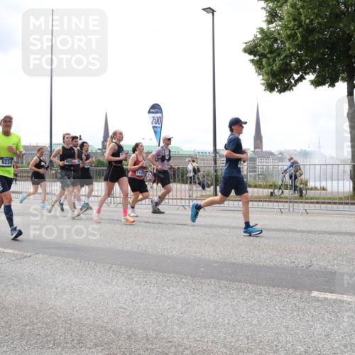 29.06.2025 - hella hamburg halbmarathon Lena Gebhardt http://msf.ph/oto/8235316 29.06.2025 10:33:39 Lombardsbrücke 1189, 1275, 1417, 1764, 1896, 1995, 2038, 2054, 2085, 2342, 2482, 2776, 2838, 3170, 3264, 3340, 3341, 3345, 3560, 3812, 4164, 4361, 4433, 4445, 4449, 4479, 4696, 4942, 5075, 5096, 5141, 5557, 5566, 5569, 5691, 5821, 5822, 5887, 6109, 6364, 6515, 6516, 6773, 6854, 6956, 6999, 7027, 7565, 7653, 7705, 8021, 8157, 8202, 8282, 8375, 8377, 8383, 8401, 8595, 8891, 9094, 9234, 9258, 9289, 9438, 9591, 9592, 9750, 9780, 9799, 9875, 9995, 10007, 10071, 10561, 11713, 11811, 11826 meine-sportfotos.de