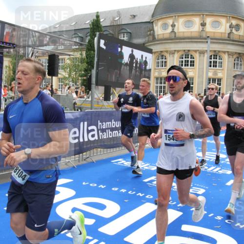 29.06.2025 - hella hamburg halbmarathon Michael Strokosch http://msf.ph/oto/8235318 29.06.2025 10:47:42 Ziel 1320, 1696, 2284, 2708, 5889, 6009, 7962, 8927, 10969, 10988, 11283, 13948, 14618, 14619, 15451, 15478, 16205, 18104, 18970, 19181 meine-sportfotos.de